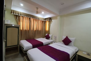 Caja fuerte, escritorio, cortinas opacas y wifi gratis