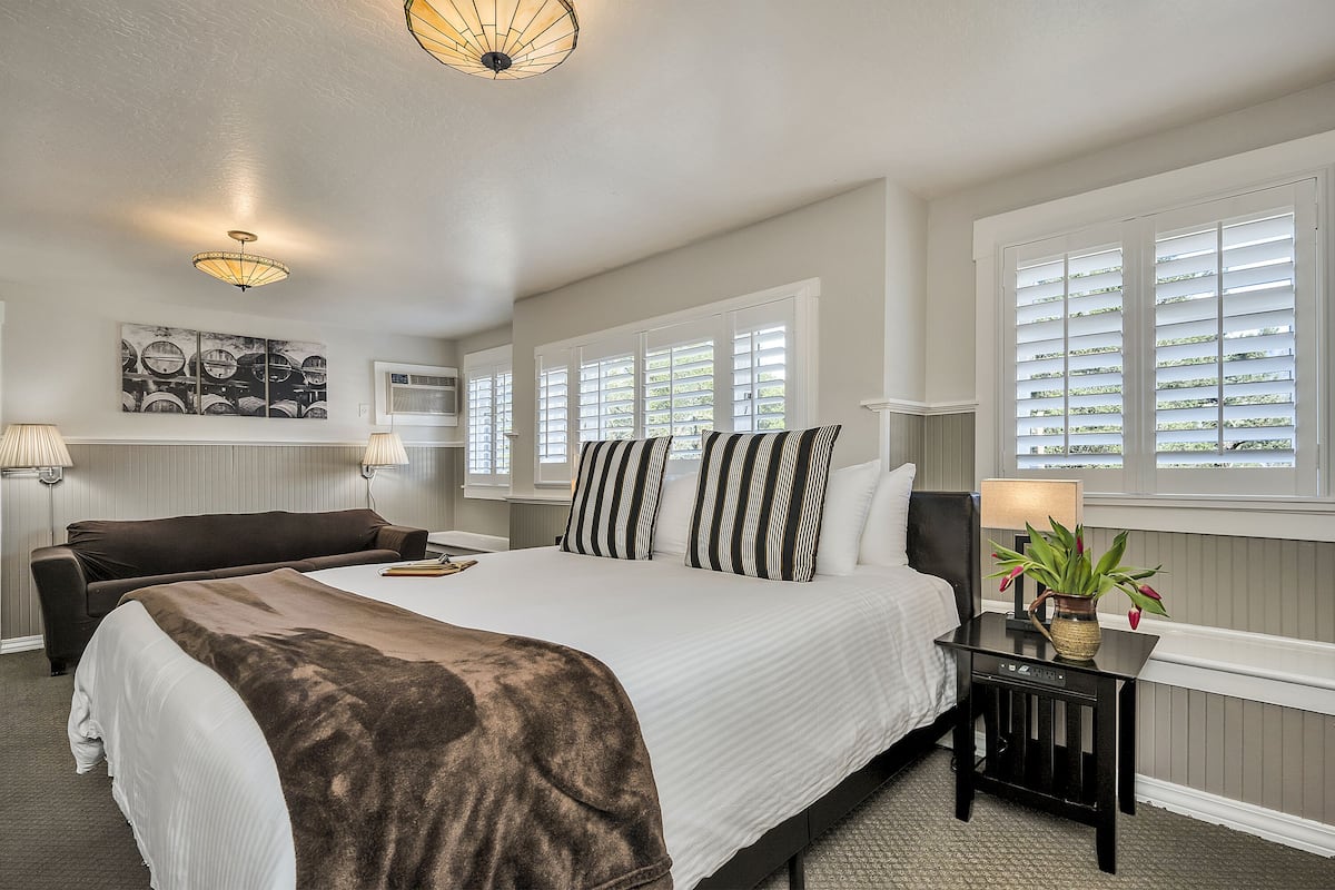 Luxury Room, 1 King Bed with Sofa bed (Palisades) | 1 bedroom, individually decorated, individually furnished