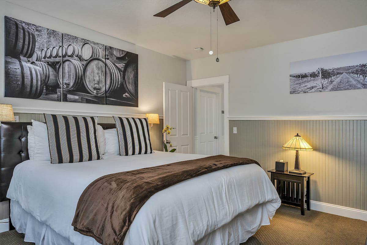 Deluxe Room, 1 King Bed, Jetted Tub (Diamond) | 1 bedroom, individually decorated, individually furnished