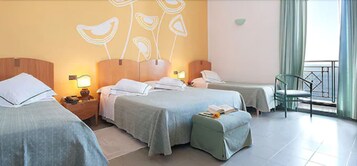 Habitación triple | 1 dormitorio, ropa de cama de alta calidad, minibar y caja fuerte