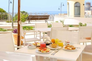 Free daily buffet breakfast