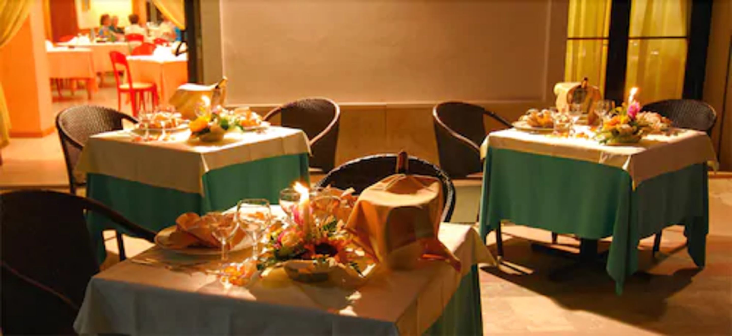 breakfast, lunch and dinner served