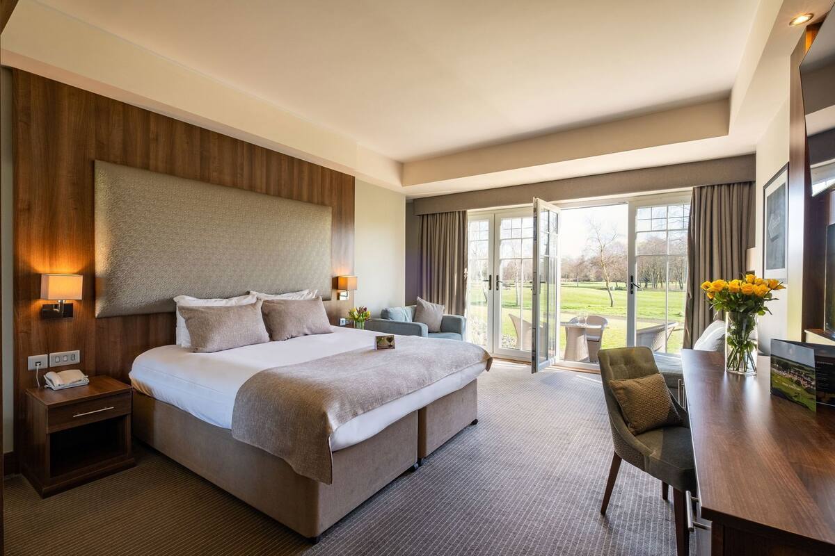 ملاءات للفراش لا تسبب الحساسية وخزنة داخل الغرفة ومكتب ومكواة/لوح كي