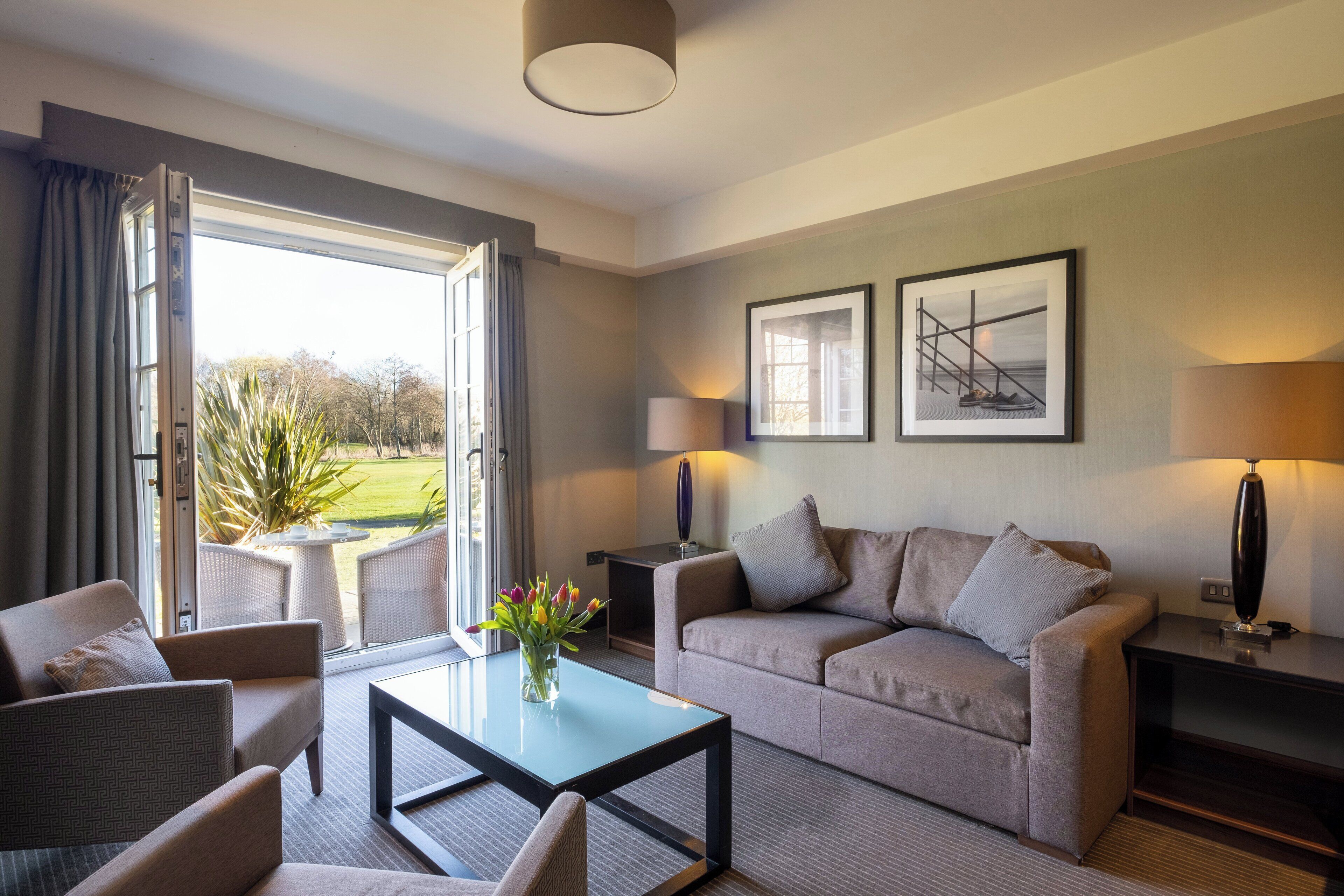 低刺激性寝具、セーフティボックス (室内)、デスク、アイロン / アイロン台