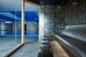 Piscina coperta, lettini