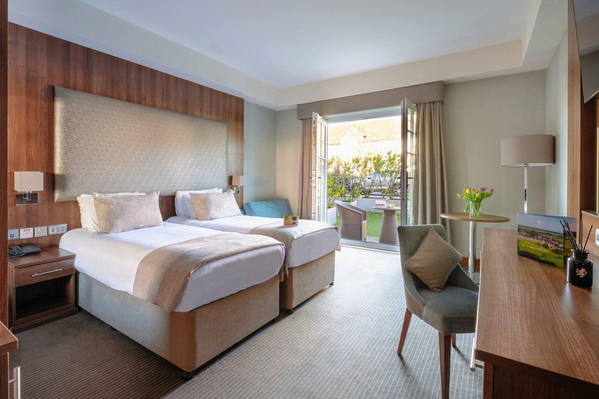 Hypo-allergenic bedding available, in-room safe, desk