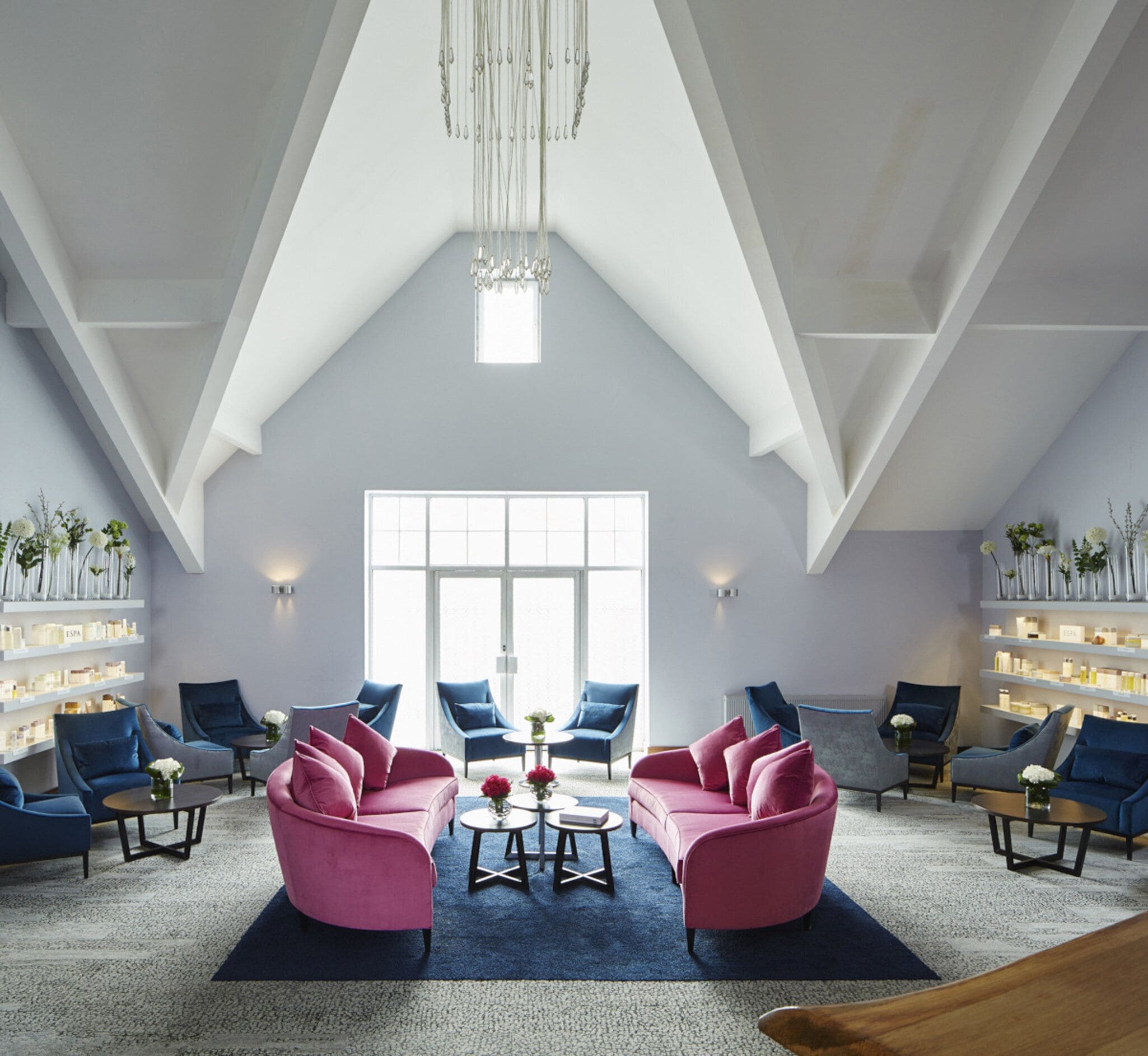 Amplio espacio tipo loft con techos altos, un tragaluz grande y una lámpara moderna.