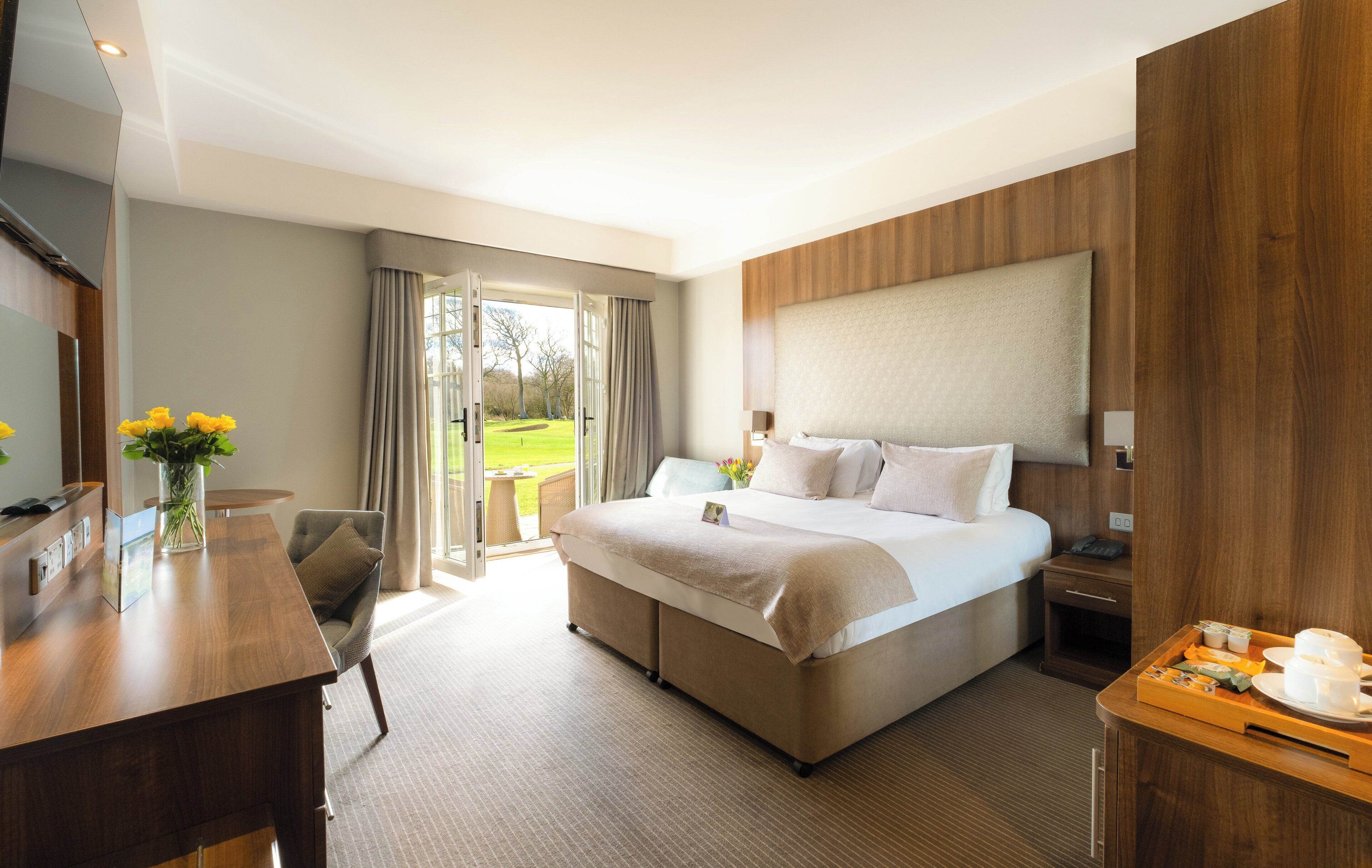 Literie hypoallergénique, coffres-forts dans les chambres, bureau