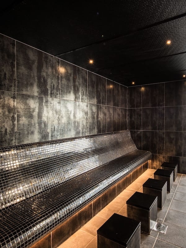 Indoor pool, sun loungers