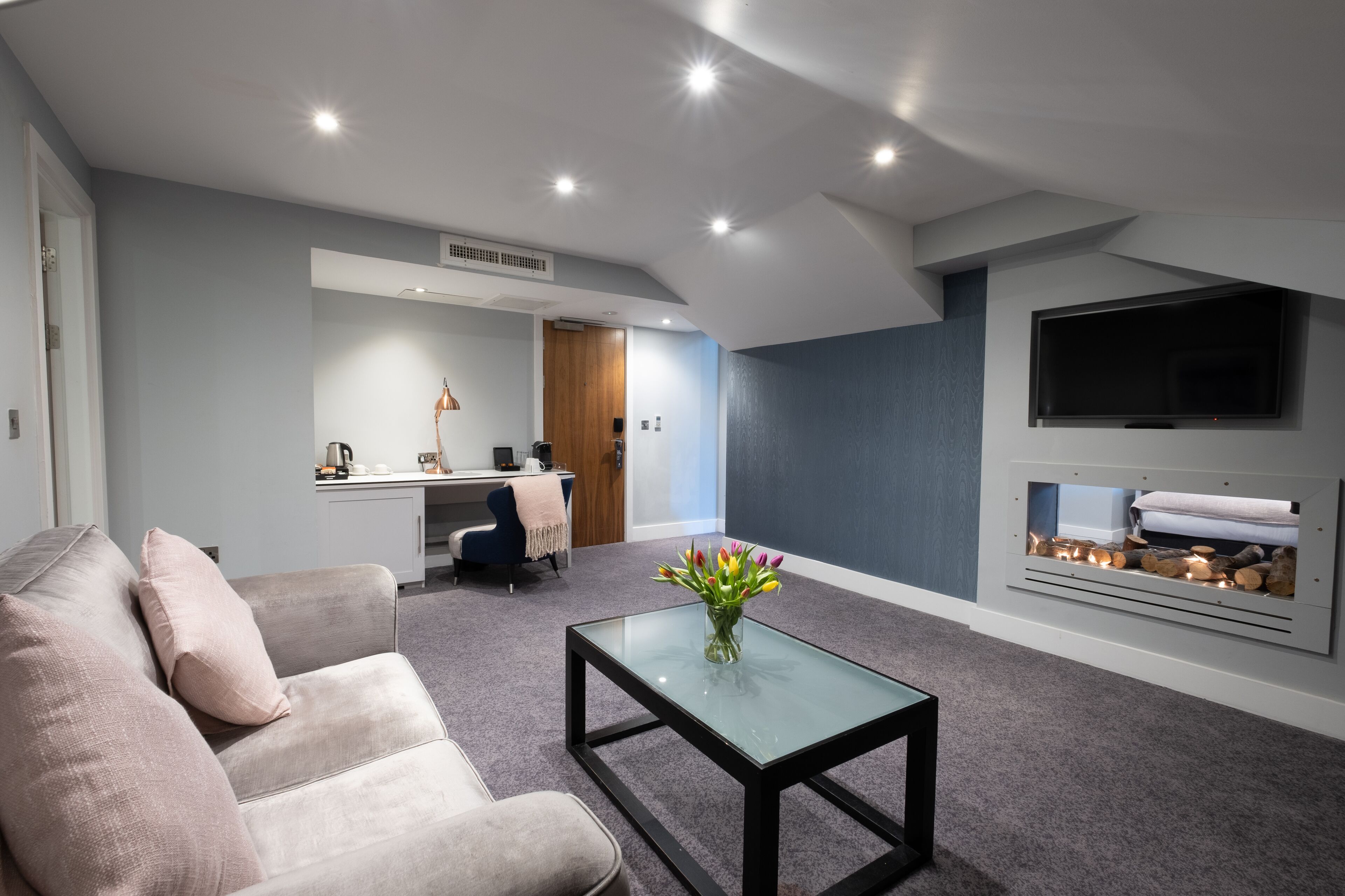 suite | hypo-allergenic bedding, in-room safe, desk, iron/ironing board