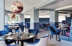 朝食、ランチ、ディナーに営業 (ゴルフコース ビュー)