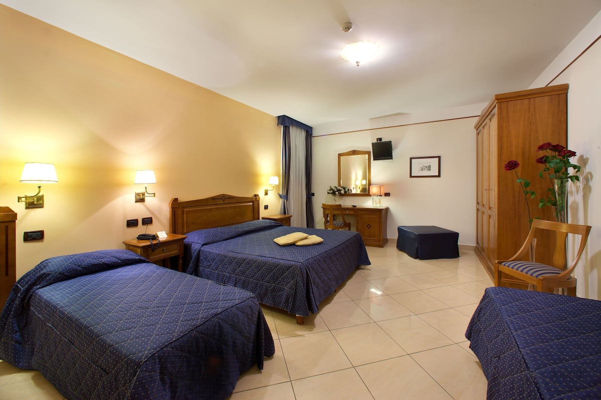 Quadruple Room | In-room safe, blackout curtains, free WiFi, bed sheets
