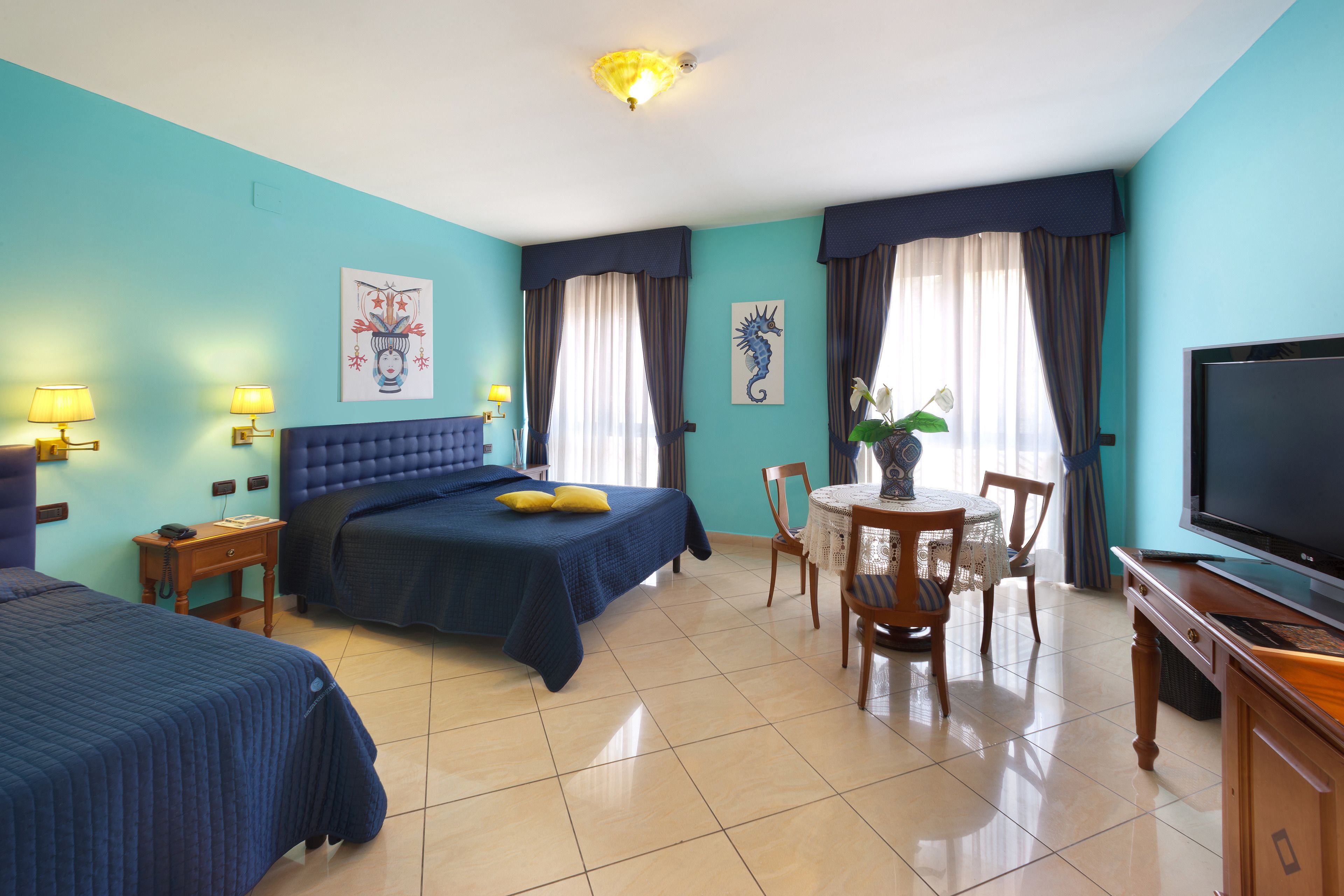 خزنة داخل الغرفة وستائر تعتيم وواي فاي مجانًا وملاءات أسرّة