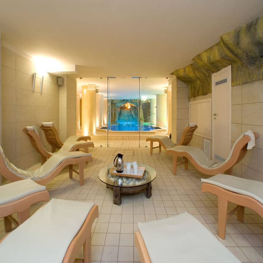 Couples treatment rooms, sauna, hot tub, body treatments, hydrotherapy