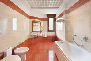 Ensemble douche/baignoire, articles de toilette gratuits, sèche-cheveux