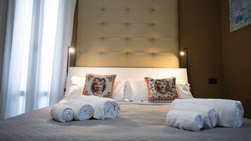 Quarto luxo | 1 quarto, frigobar, escrivaninha, cortinas blackout