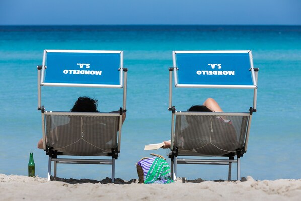 靠近海滩、白沙、沙滩椅、海滩遮阳伞