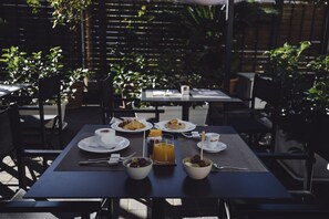 包含每日自助早餐