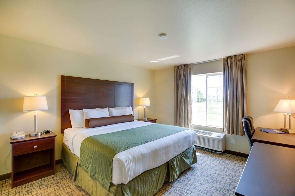 Premium bedding, in-room safe, desk, laptop workspace