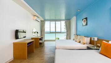 Edredón, minibar, caja de seguridad en la habitación y escritorio