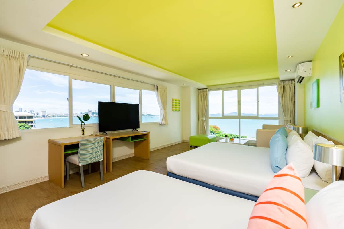 Camera Deluxe, vista mare (No Balcony) | Copriletto in piuma, minibar, cassaforte in camera, una scrivania