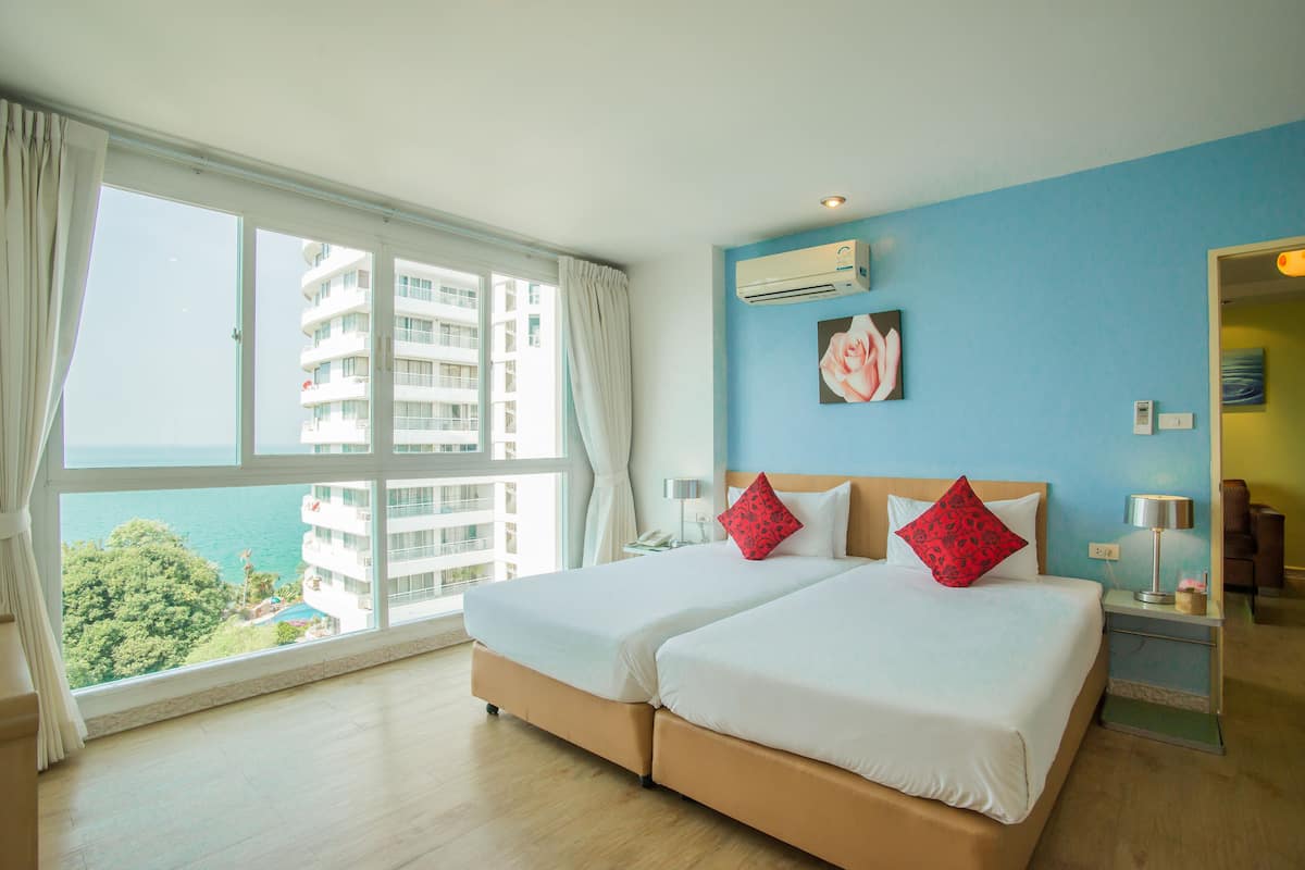 Suite familiare, 2 camere da letto | Copriletto in piuma, minibar, cassaforte in camera, una scrivania