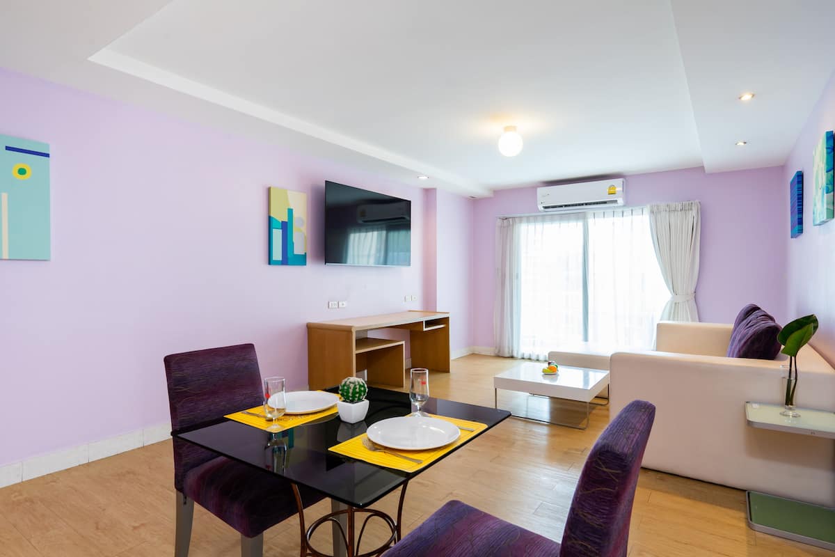 Suite familiare, 2 camere da letto, vista città | Pasti in camera