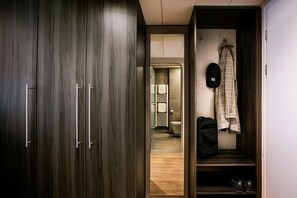 Comfort Double Room, Balcony | Hypo-allergenic bedding, down duvets, in-room safe, desk - Hotel Isartor (Munich)