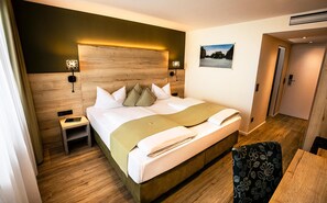 Comfort Double Room, Balcony | Hypo-allergenic bedding, down duvets, in-room safe, desk - Hotel Isartor (Munich)