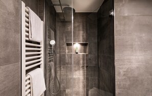 Quarto casal conforto, sacada | Banheiro | Produtos de toalete grátis, secador de cabelo, toalhas de banho 