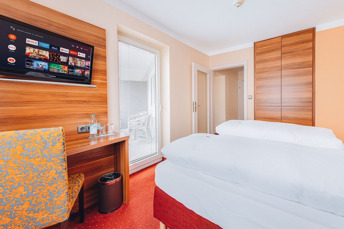 Hypo-allergenic bedding, down duvets, in-room safe, desk