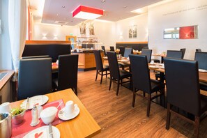 Daily buffet breakfast (EUR 18.50 per person) - Hotel Isartor (Munich)