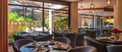 Petit déjeuner (5 EUR par personne)