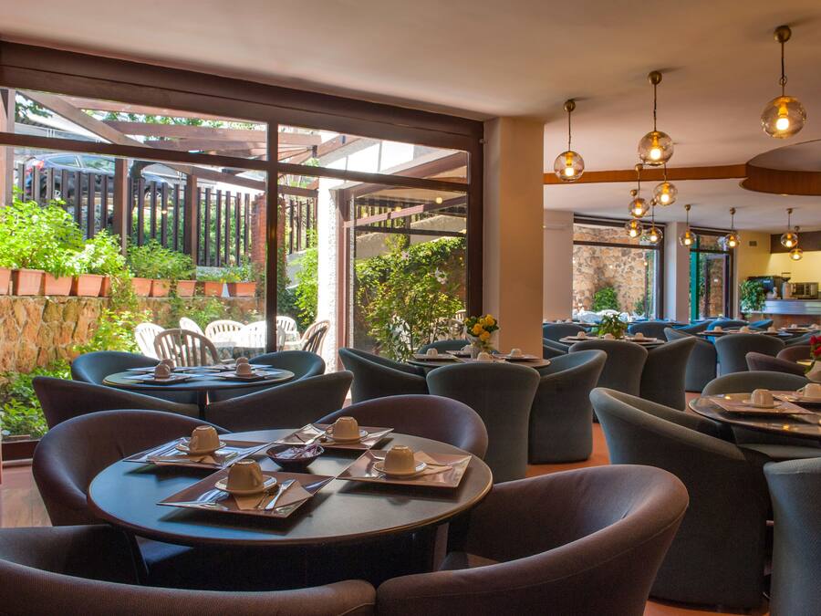 Breakfast (EUR 5 per person)