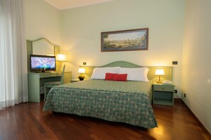 Minibar, in-room safe, desk, soundproofing - Hotel La Pergola (Rome)
