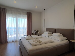 Studio, terrasse, sjøutsikt (2 Adults) | Senger med Select Comfort-madrass, safe på rommet og strykejern/-brett