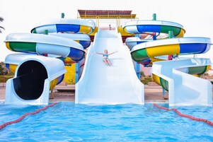 Un parque acuático con múltiples toboganes y una piscina.