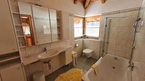 Secador de pelo, batas, toallas, jabón