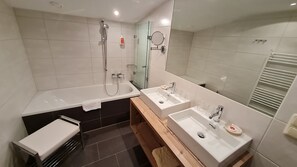 Junior Suite | Badkamer | Een haardroger, badjassen, handdoeken, zeep