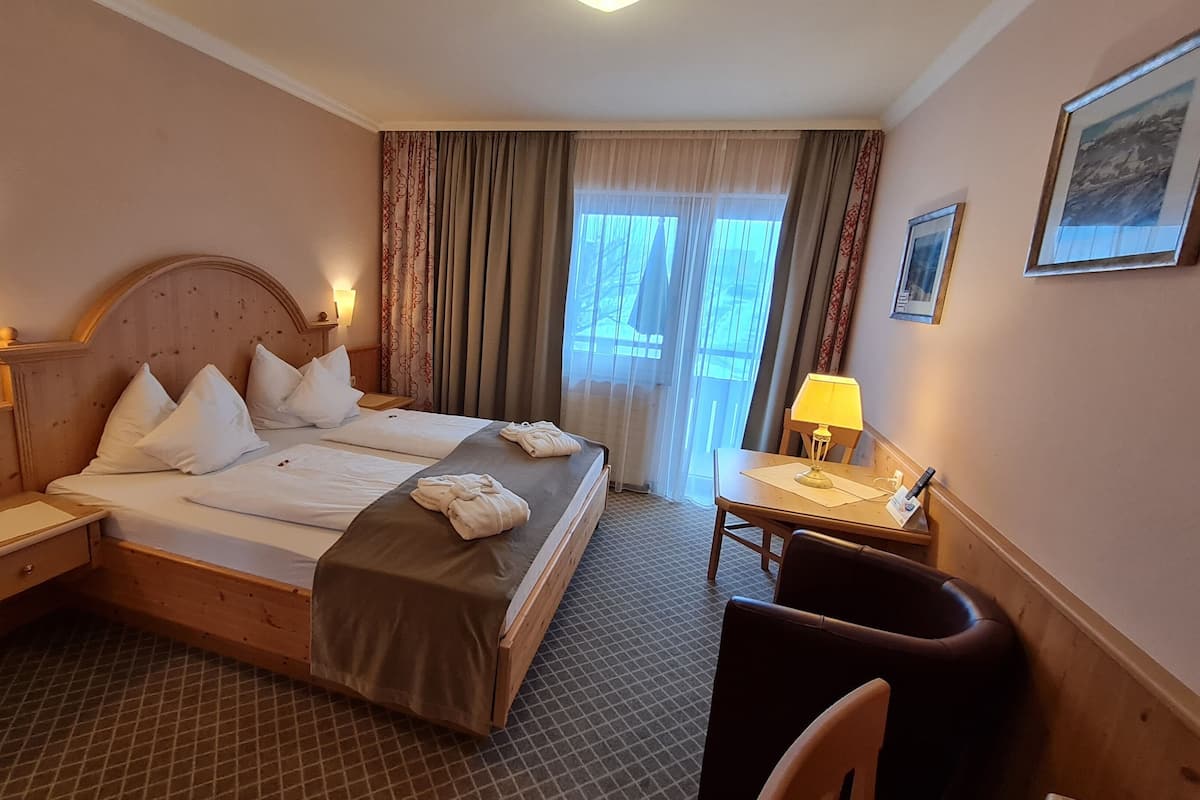 Quarto casal standard, sacada | Roupas de cama antialérgicas, cofres nos quartos, Wi-Fi de cortesia