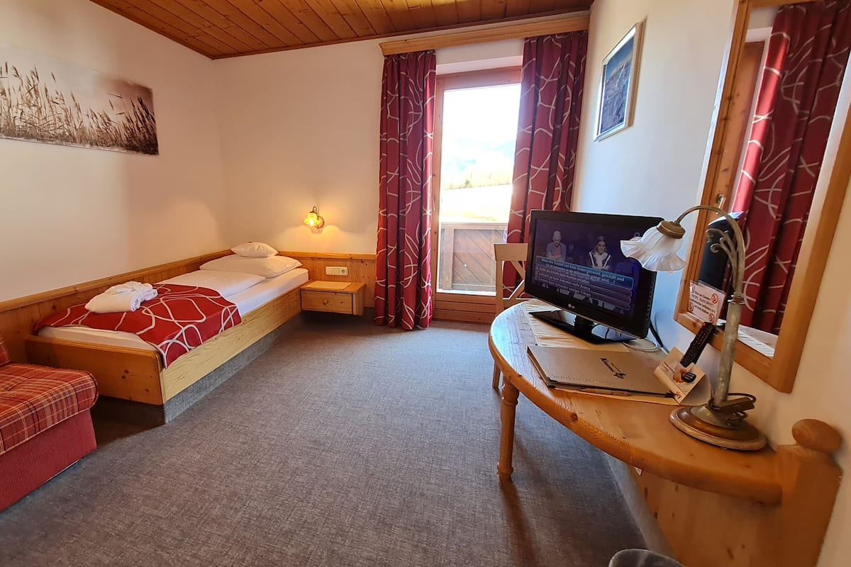 Quarto solteiro standard, sacada | Roupas de cama antialérgicas, cofres nos quartos, Wi-Fi de cortesia