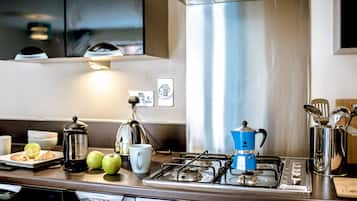 Refrigerador, microondas, cafetera y tetera y utensilios de cocina