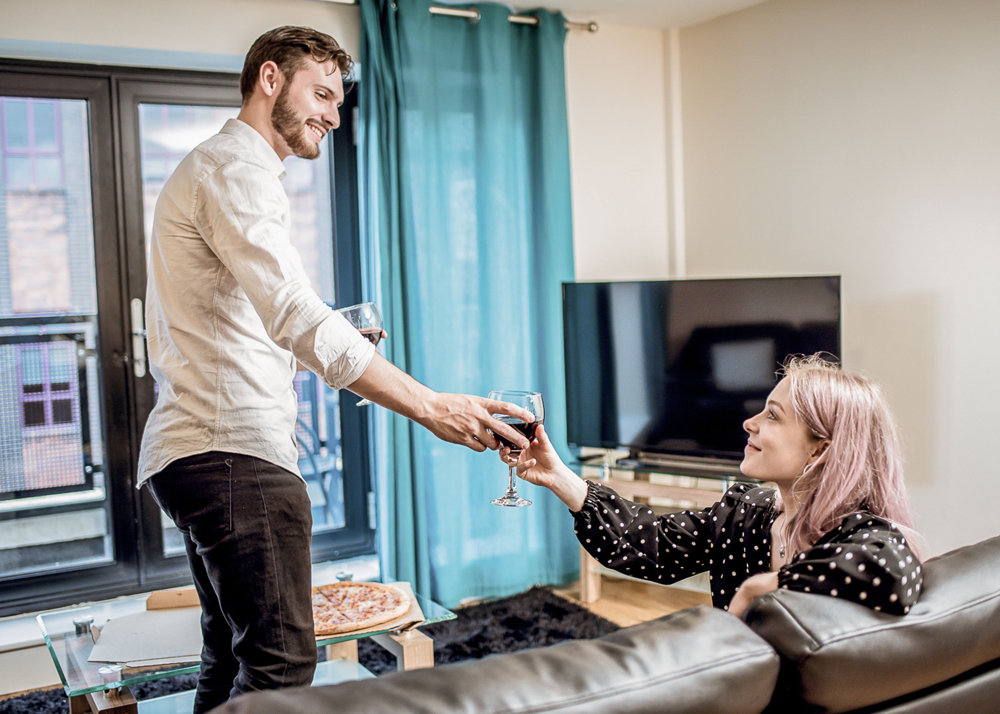 Una televisión, un reproductor de DVD