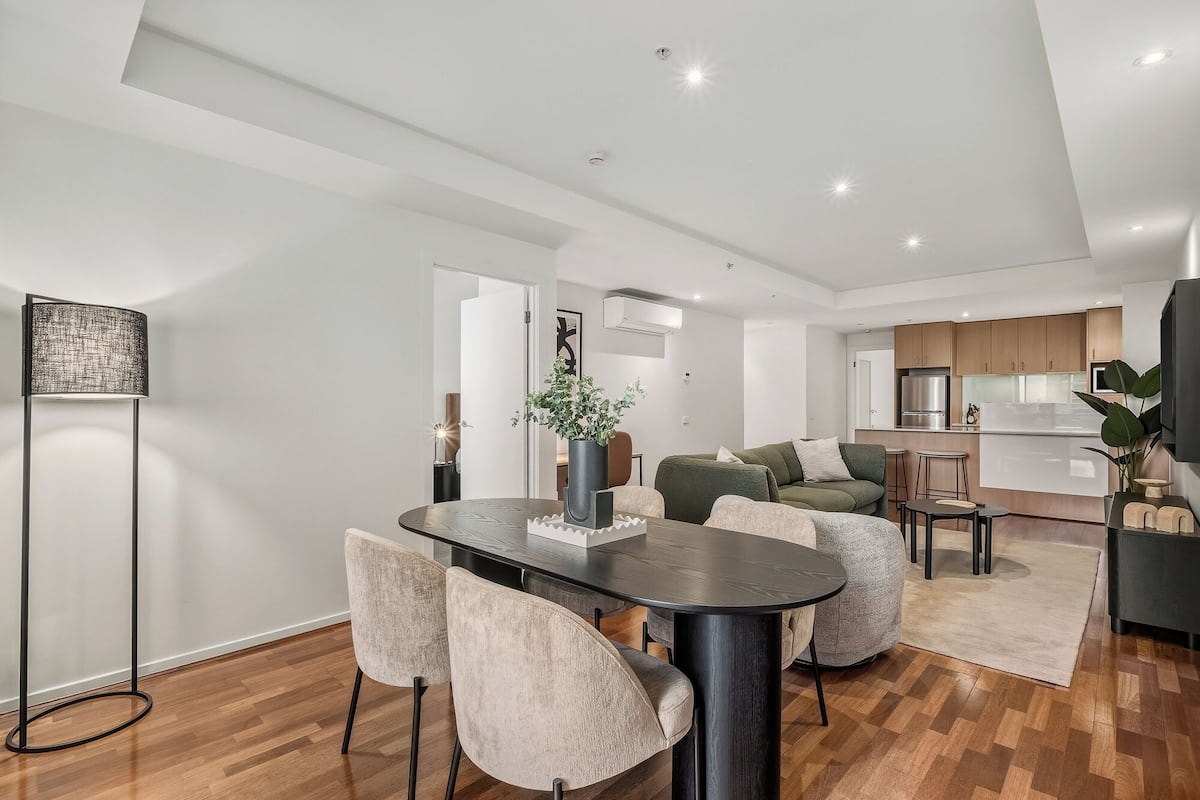 Departamento estándar | Área de sala de estar | Televisión LCD de 55 pulgadas con canales digitales y televisión