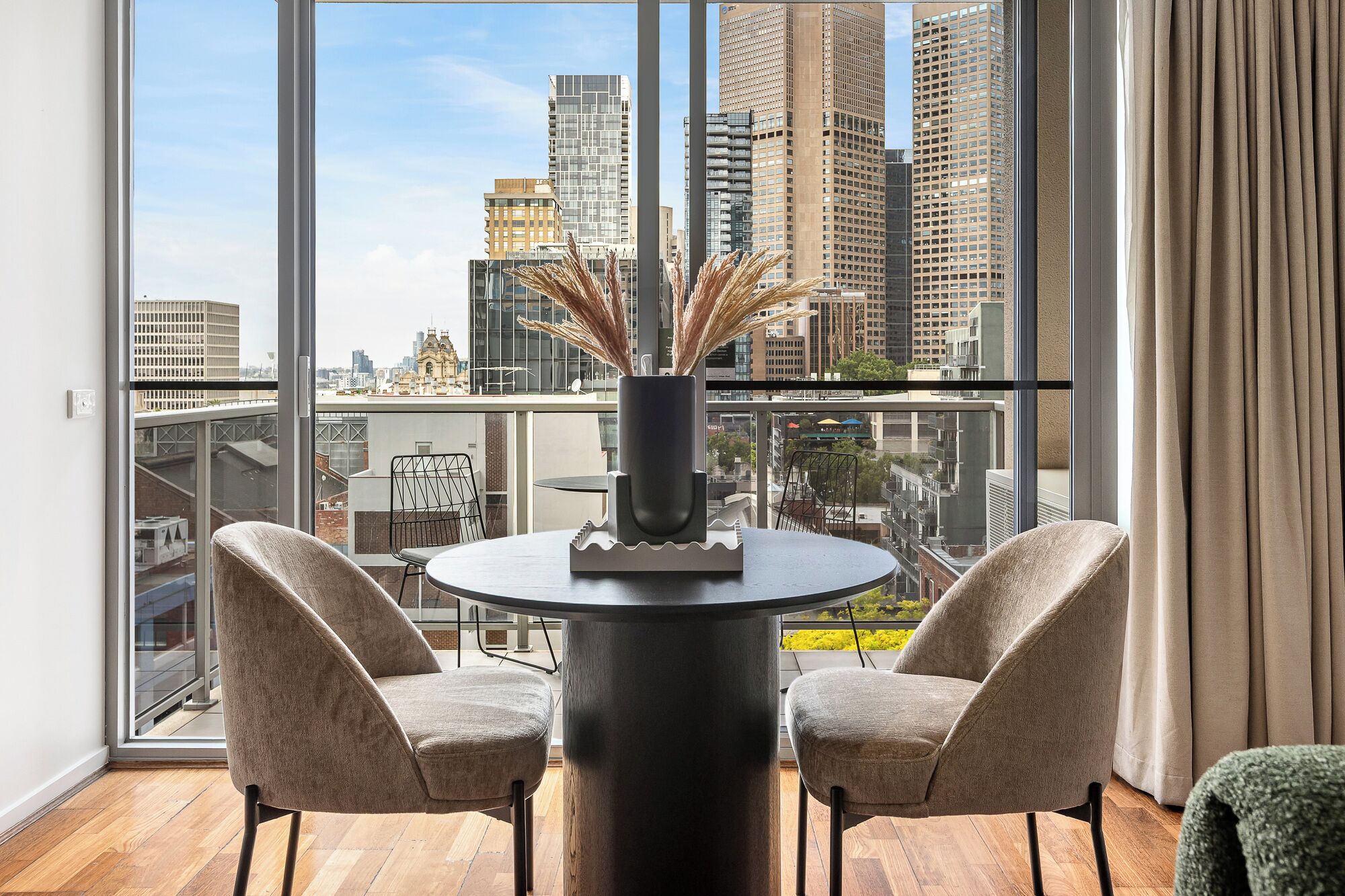 ซูพีเรียอพาร์ทเมนท์, 1 ห้องนอน | บริเวณนั่งเล่น | ทีวีจอแอลซีดี 55 นิ้ว พร้อมช่องดิจิตอล, ทีวี