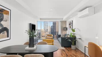 Two Bedroom, Two Bathroom Apartment | Essbereich im Zimmer