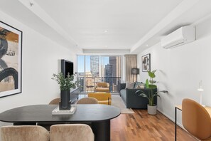 Laptop workspace, iron/ironing board, free WiFi, bed sheets - Nolo Apartments Lonsdale St (Melbourne)