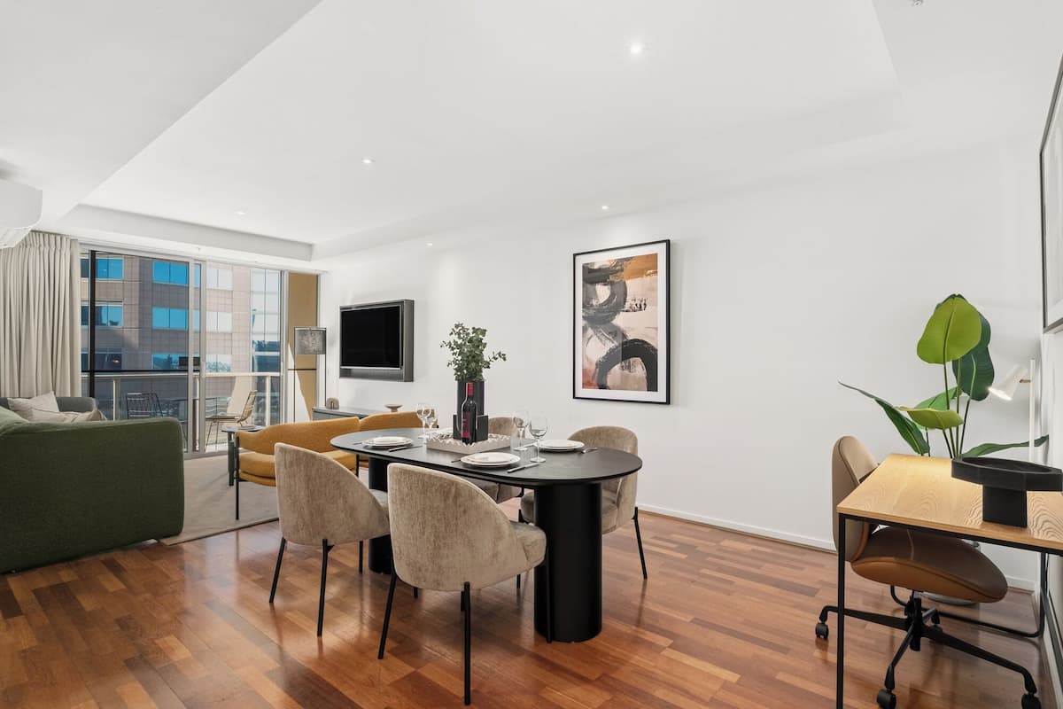 Departamento estándar | Área de sala de estar | Televisión LCD de 55 pulgadas con canales digitales y televisión