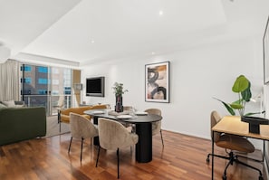  Three Bedroom Apartment | Área de estar | TV LCD 55 polegadas com canais digitais, TV
