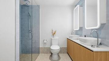 Two Bedroom Two Bathroom Superior Apartment | Bathroom | Combined shower/bathtub, free toiletries, hair dryer, towels